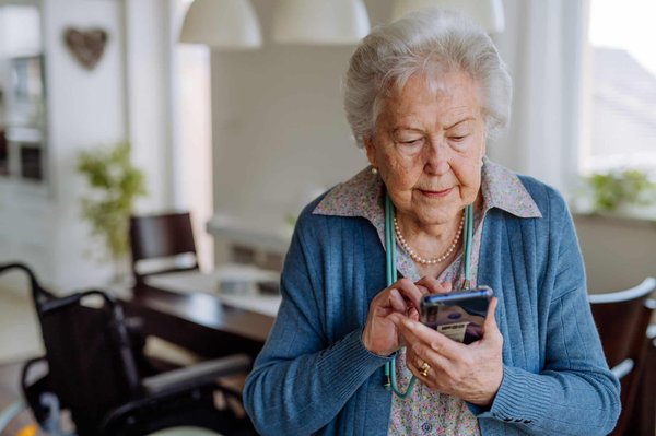 Quels critères pour choisir un téléphone pour seniors malentendants ?