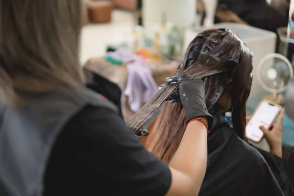 Colorations végétales et coiffeur bio : combien pour traiter votre chevelure ?