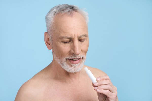 Baume à lèvres pour hommes : une tendance croissante dans les soins masculins